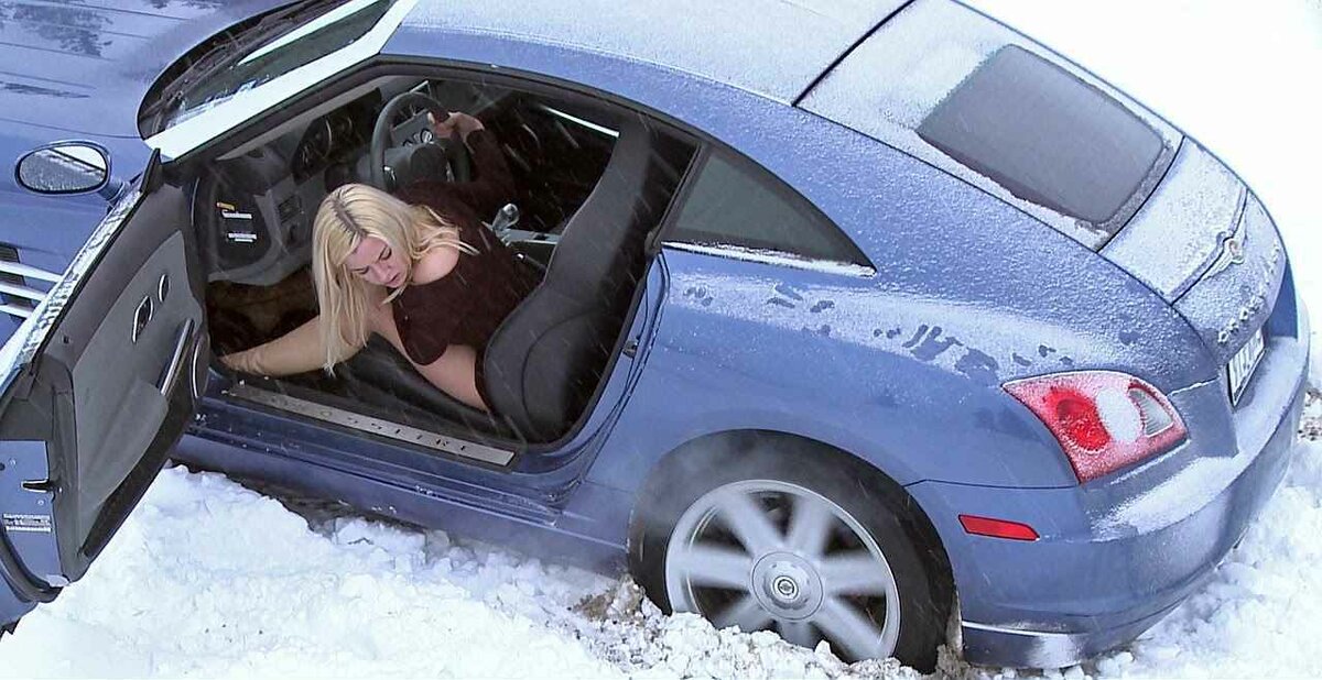 Блондинка в видео припарковалась для любительской мастурбации в авто