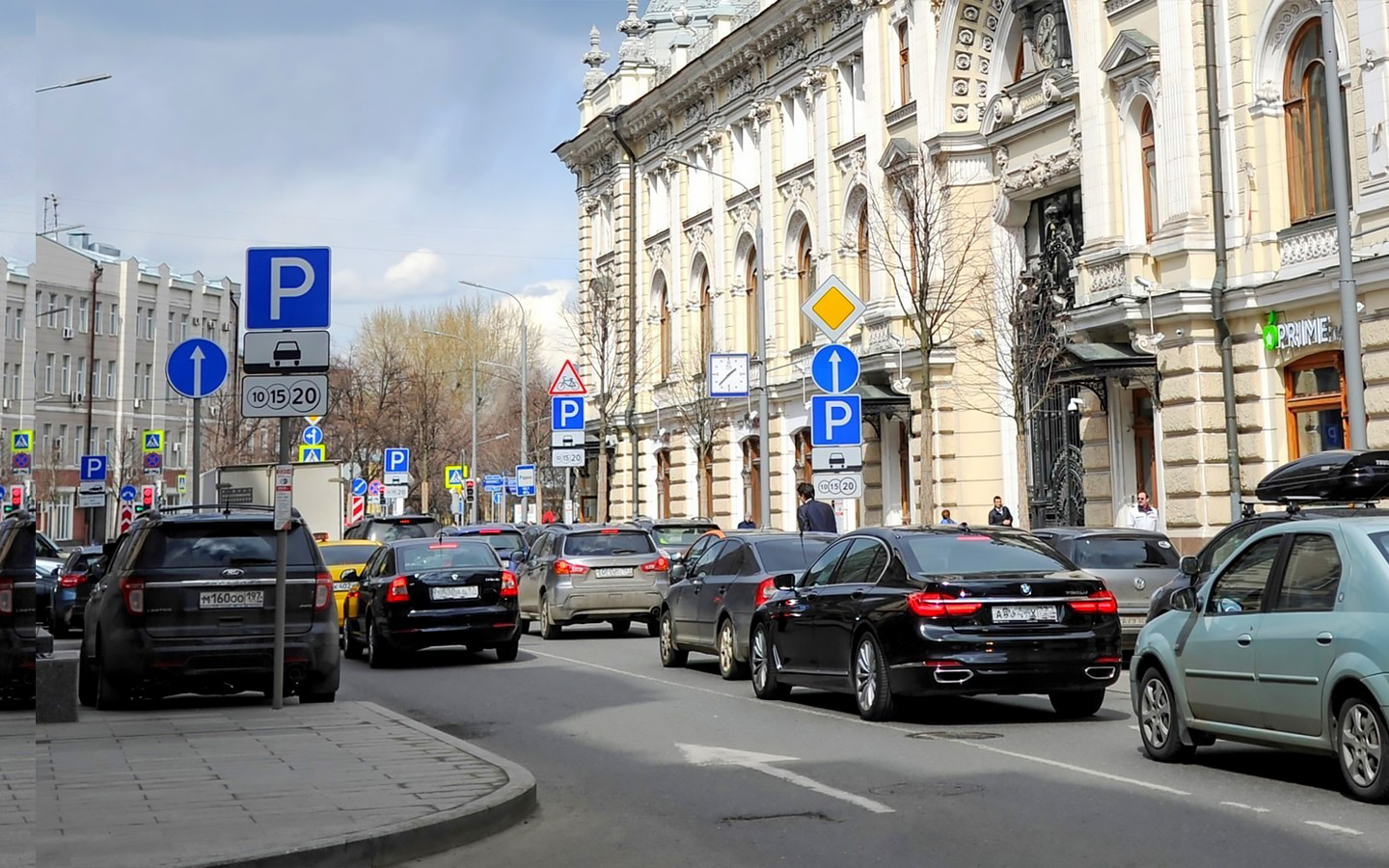 Парковки в москве 4 ноября. Стоянки в Москве. Парковки Москвы. Платная парковка. Парковка в центре Москвы.