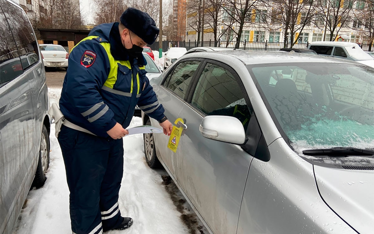 В Москве ГИБДД развесила на машинах водителей дорхенгеры. Что это такое -  18 Января 2022 - Club-Picanto